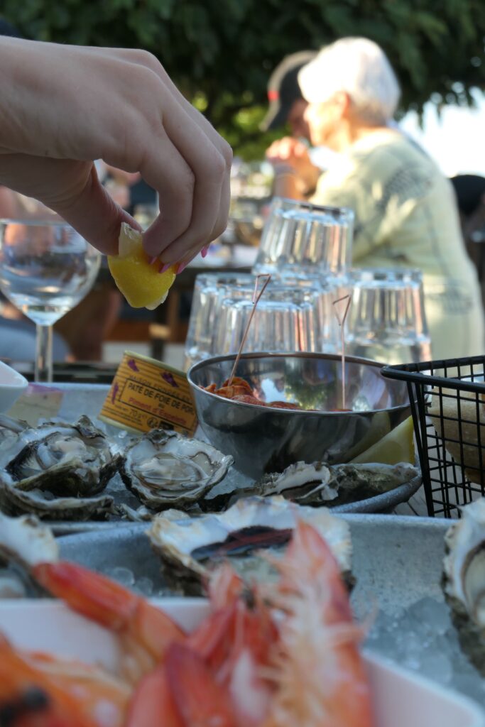 Dégustation de fruits de mer à la Cabane 164 au port de La Teste-de-Buch
