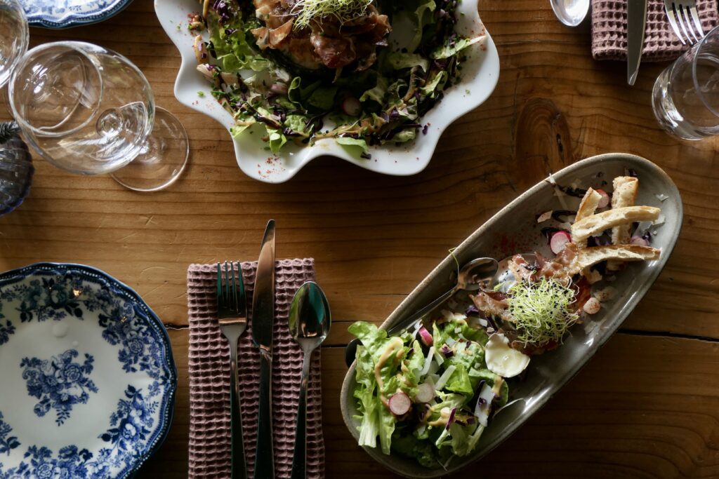 Oeuf à la coque et camembert rôti du restaurant Le Recoin à Arès.