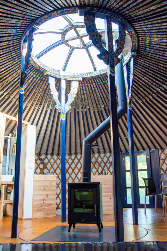 L'intérieur de la yourte Mongole de La Ferme de la Goursaline, à 45 minutes de Limoges