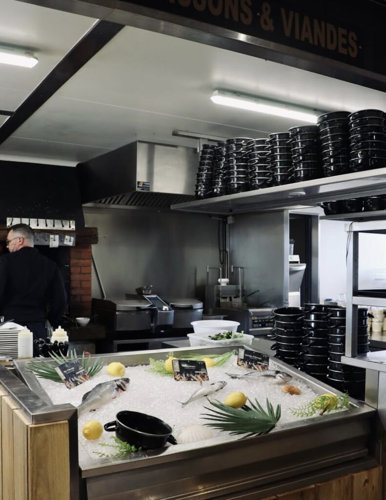 Poissons frais sur glace à déguster sur place ou à emporter à La Ferme des Nielles à Saint-Méloir-des-Ondes