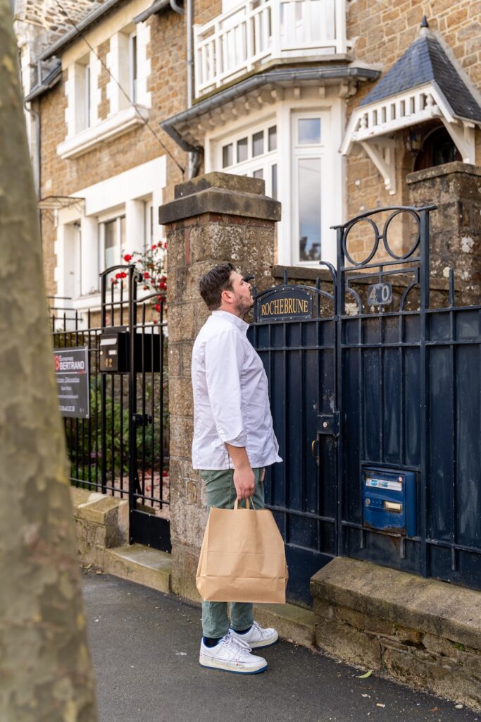 Valentin, chef de Popote à Saint-Malo, lors d'une livraison de repas