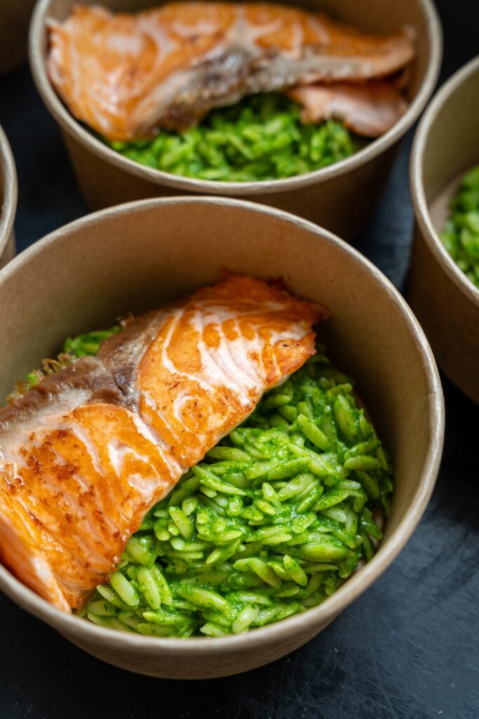 Un bol de saumon et de légumes préparé par Popote à Saint-Malo