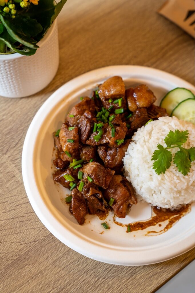 Porc adobo mijoté avec riz et sauce soja à Las Cebuanas à Saint-Malo.