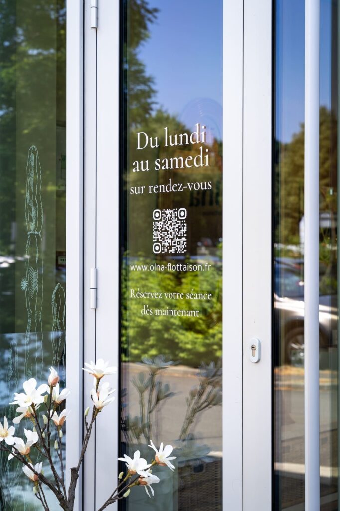 Une porte qui ouvre sur un univers relaxant chez Olna à Saint-Grégoire