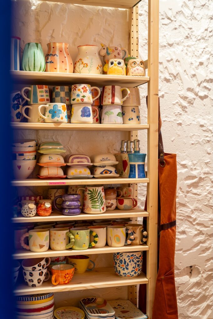 L'étagère de céramiques à La Potinerie, à Saint-Malo