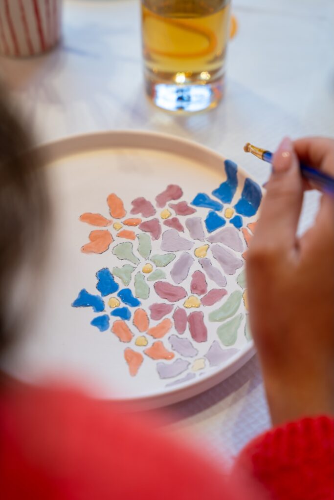 Une assiette peinte à La Potinerie, à Saint-Malo