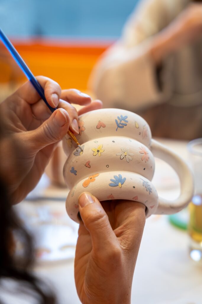 Une tasse peinte à La Potinerie, à Saint-Malo