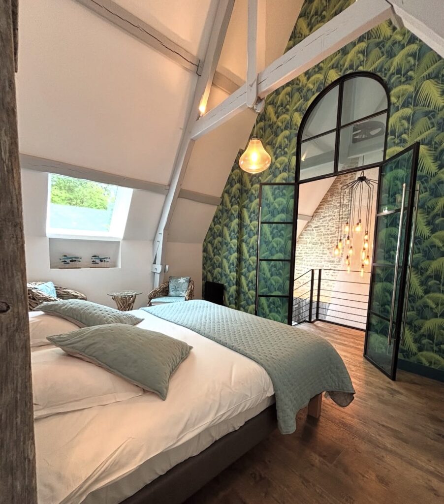 chambre d'un des logement de la vallée de pratmeur à Quistinic