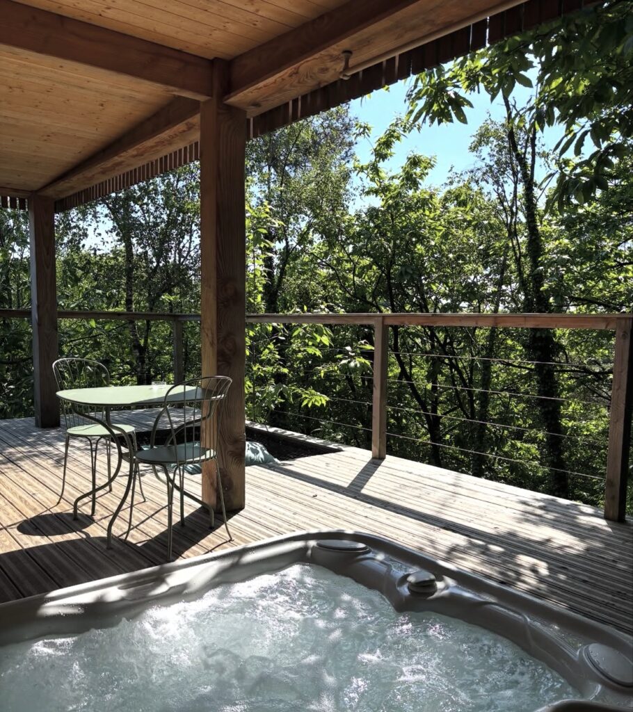 Jacuzzi d'un des logement de la vallée de pratmeur à Quistinic