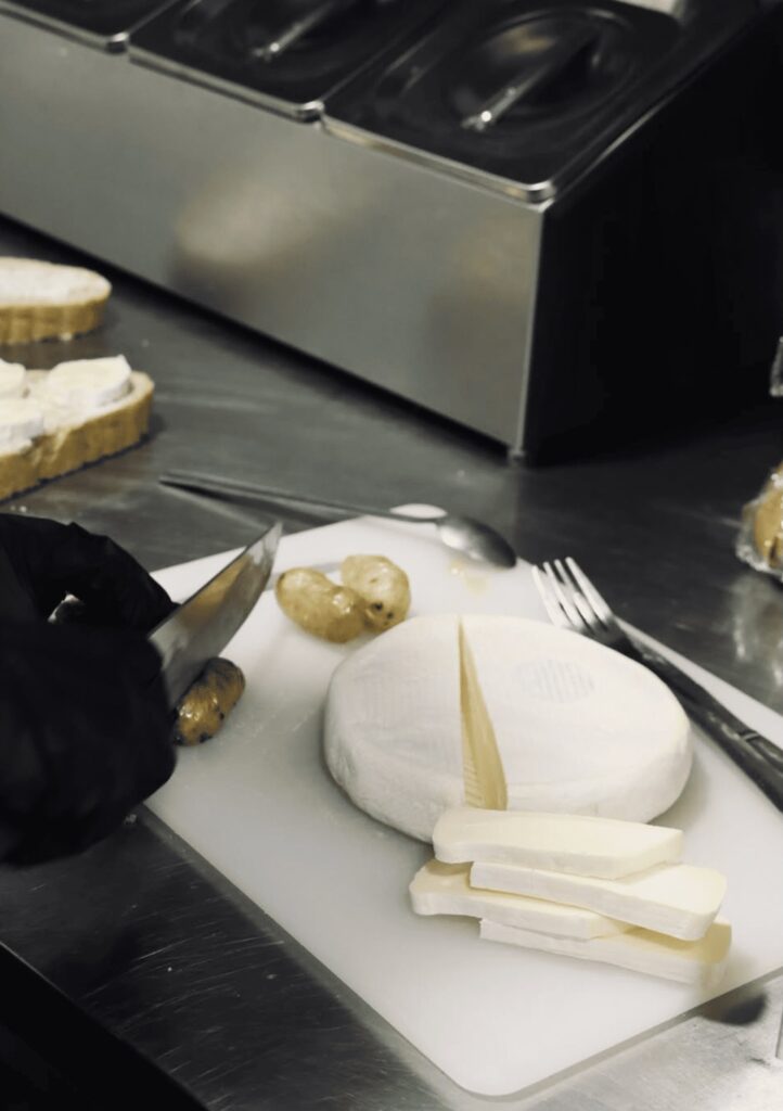 Préparation maison des tartines en cuisine chez Miggy’s Coffee à Saint-Malo.