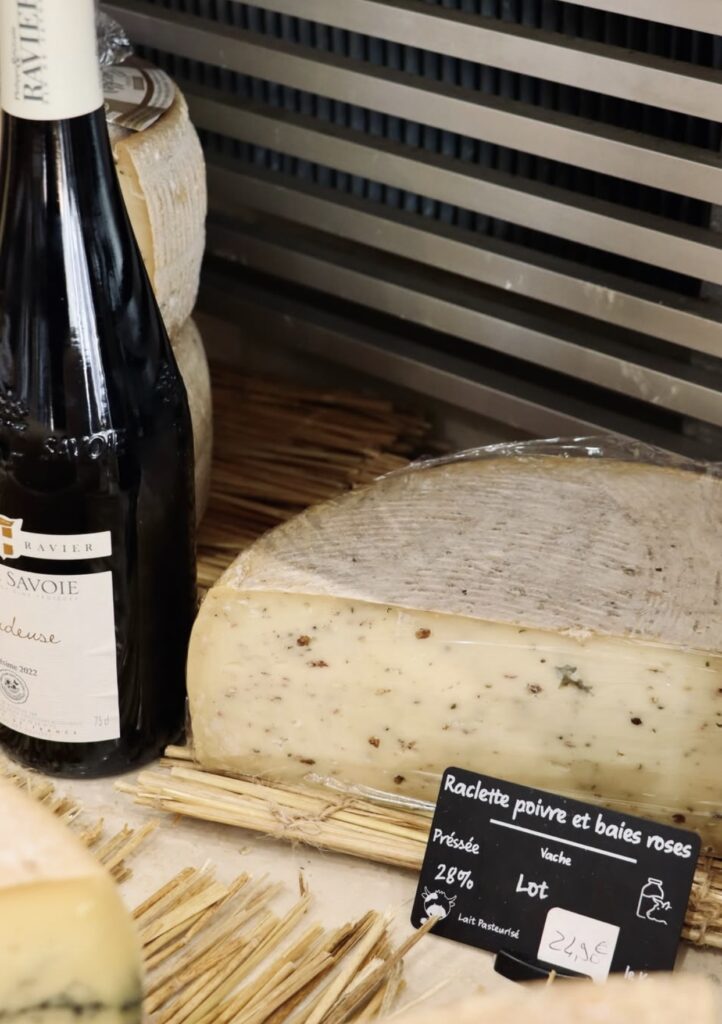 Plateau raclette accompagné d’une bouteille de vin chez Fromages et Terroirs à Saint-Malo.