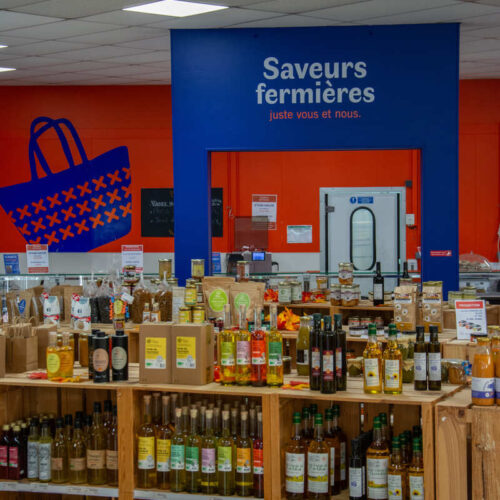 Les rayons remplis de produits locaux à Saveurs Fermières, coopérative de producteur à Limoges