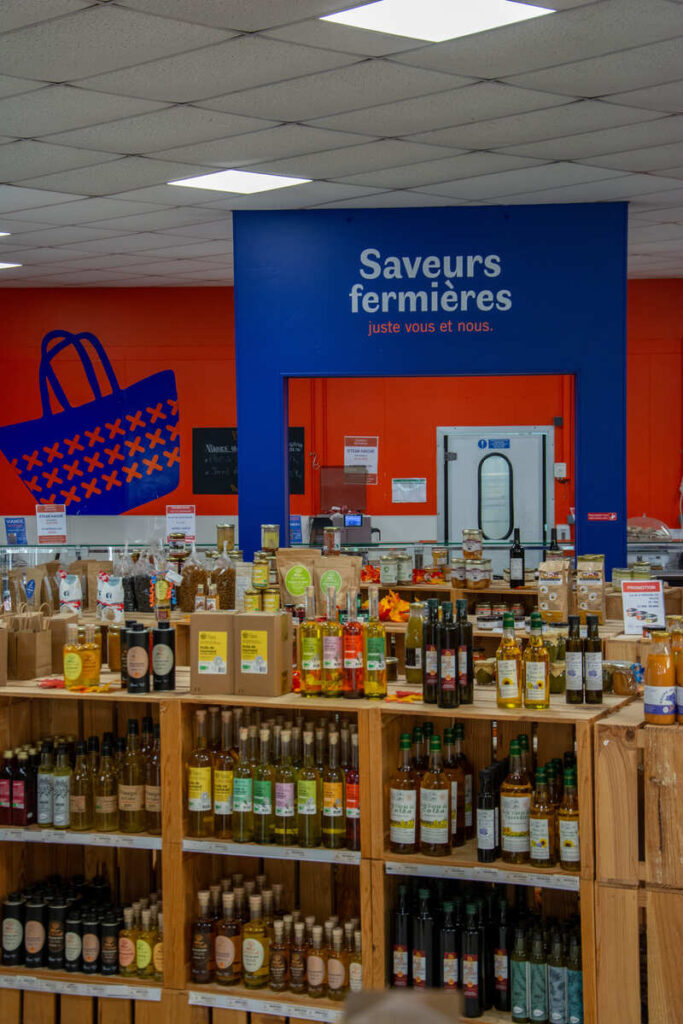 Les rayons remplis de produits locaux à Saveurs Fermières, coopérative de producteur à Limoges