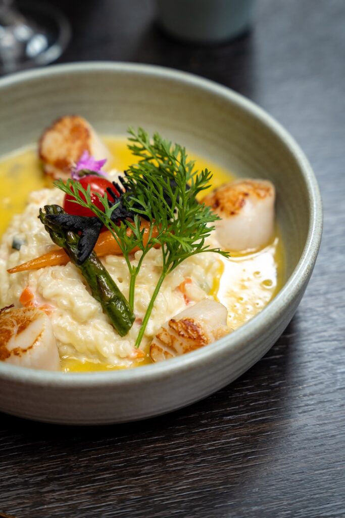 Risotto gourmand aux Saint-Jacques et œufs de hareng aux Embruns à Saint-Malo.