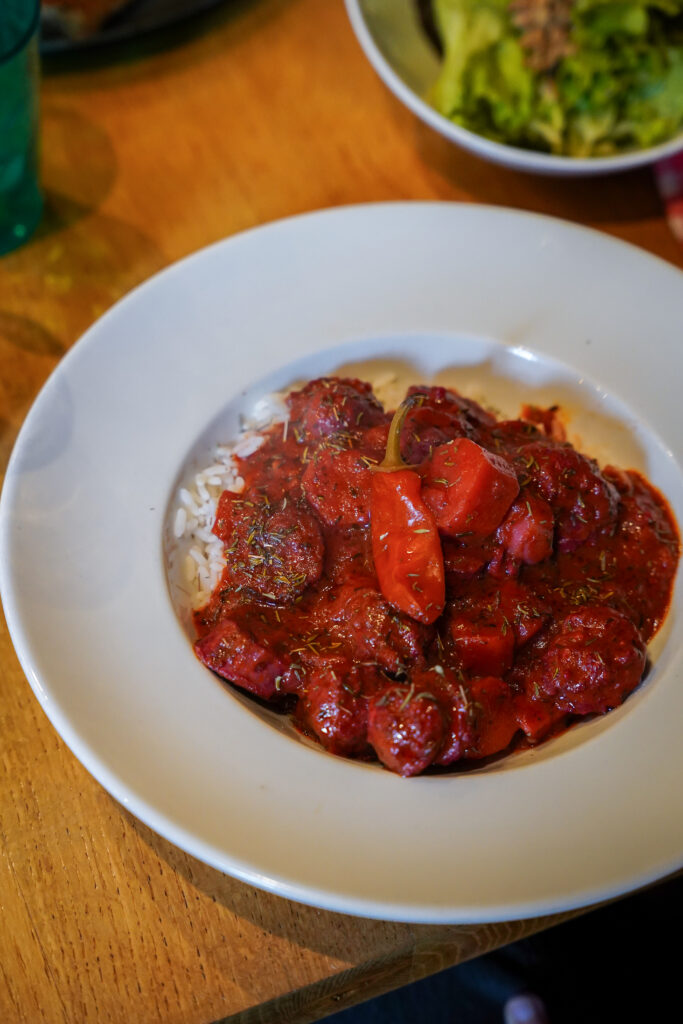 Plat généreux rougail saucisse mijoté sur riz blanc à Pomme et Sarrazin à Saint-Malo.