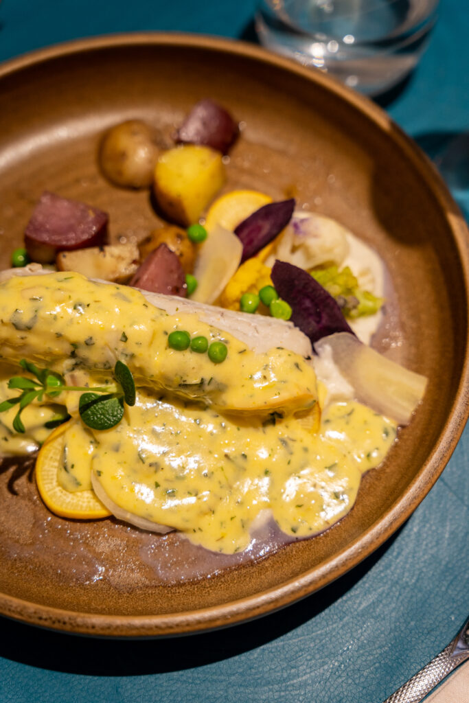 Roulé de cabillaud aux herbes avec sauce béarnaise à L'Auberge du Pélican à Dinan.
