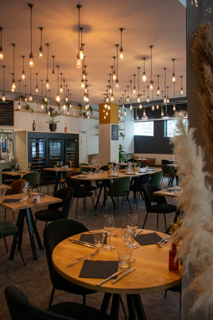 La salle lumineuse du restaurant Antiq à Limoges