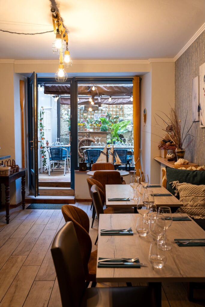 Salle avec grande baie vitrée au restaurant Au Bout de la Ligne à Dinan.