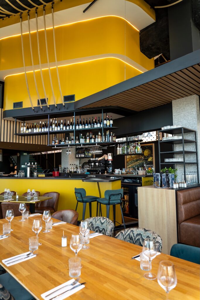 Espace convivial avec bar au 1934 à Saint-Malo.