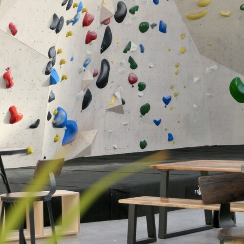 Tables et mur de'escalade chez Bassin à Bloc à Gujan-Mestras.