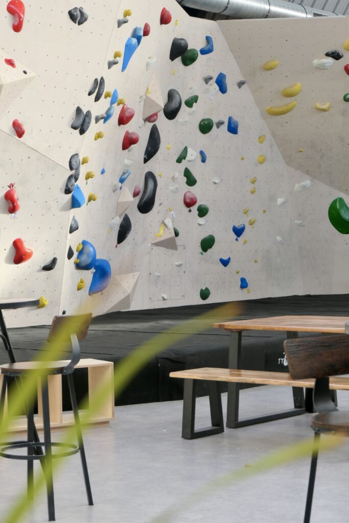 Tables et mur de'escalade chez Bassin à Bloc à Gujan-Mestras.