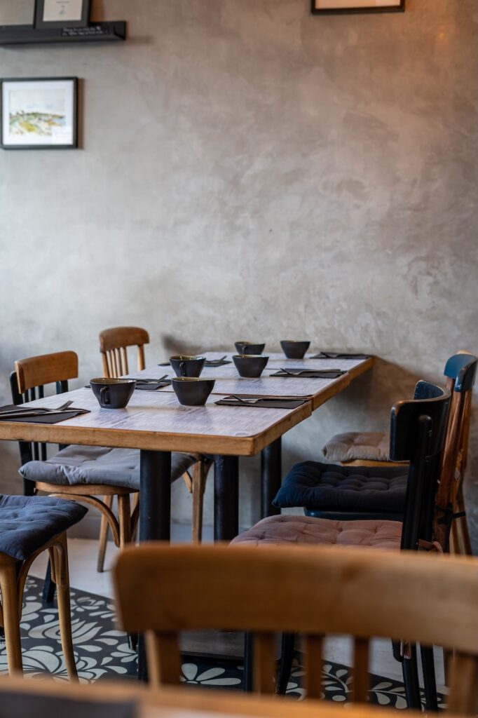 Tables dressées avec bolées prêtes pour le cidre à La Marie Cécile Crêperie à Saint-Malo.