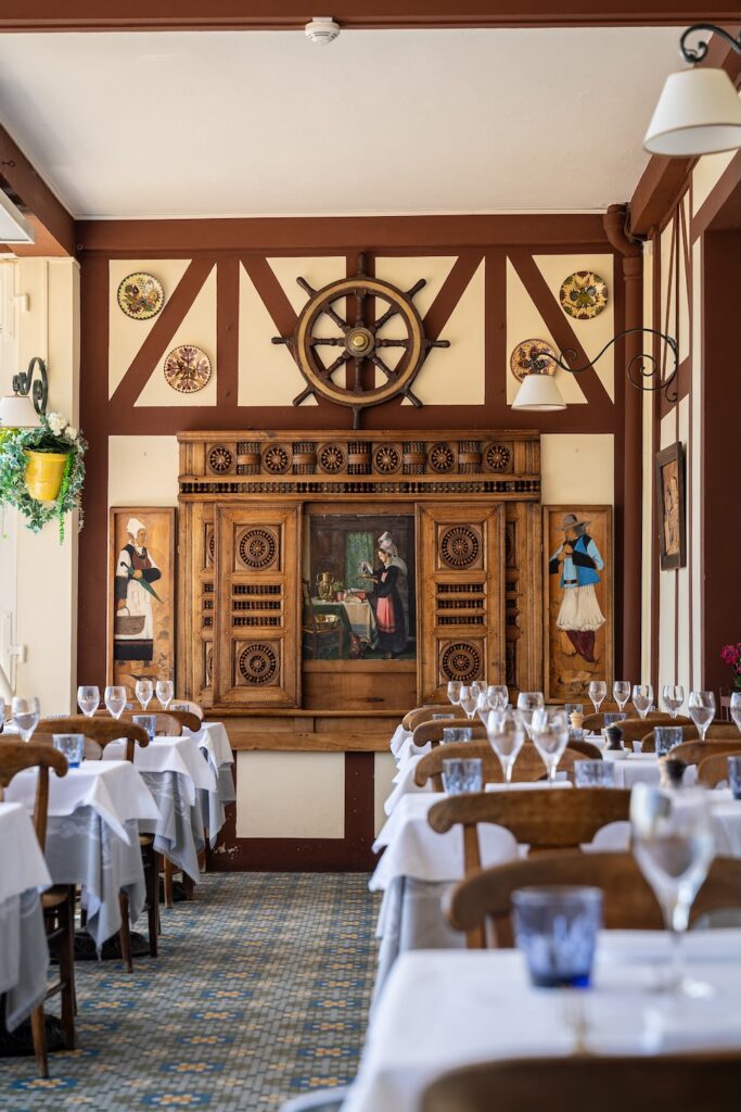 Ambiance traditionnelle bretonne avec bois et œuvres locales au Pintania à Dinard.