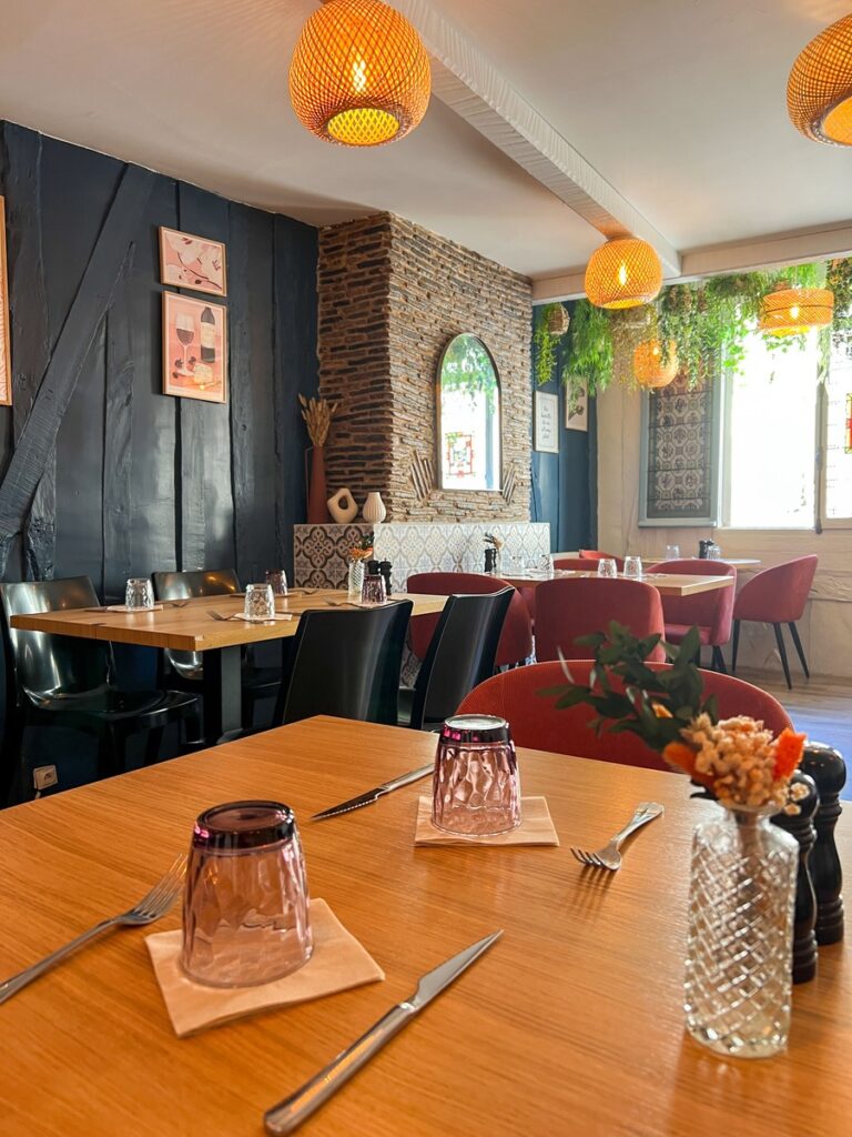 La salle dressée à l'étage du restaurant L'Éminceur à Limoges