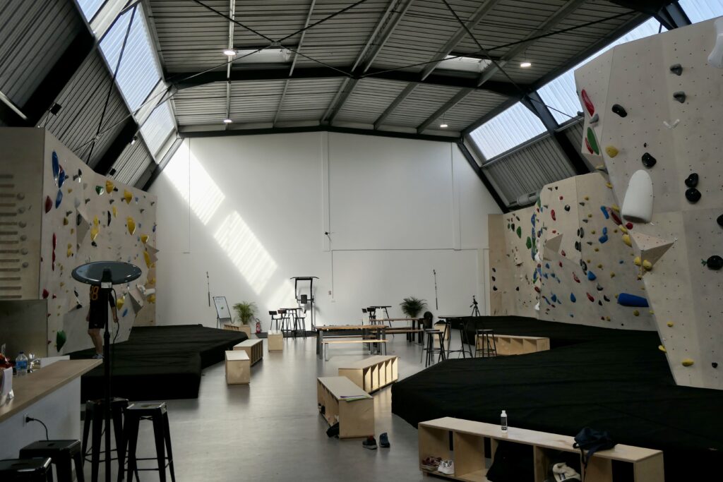 Vue d'ensemble des blocs d'escalade chez Bassin à Bloc à Gujan-Mestras.