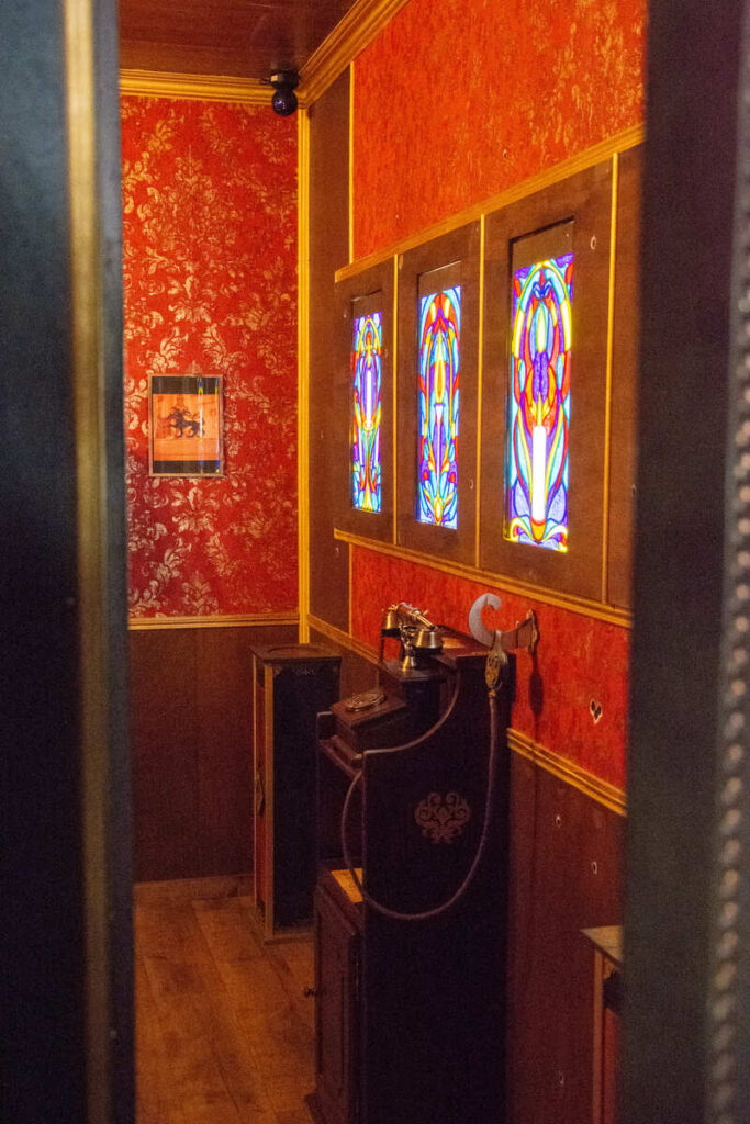 Une salle de l'escape game Sherlock Holmes de Steam Escape, escape games de Limoges