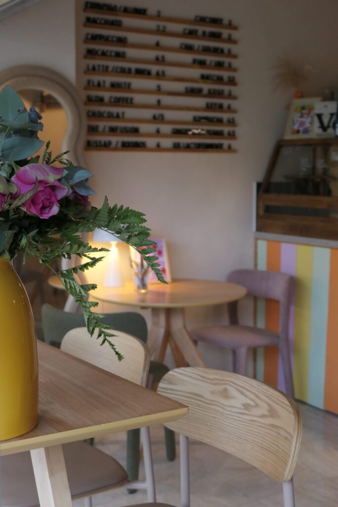 Tables et intérieur du restaurant et café Fermento à Arcachon.