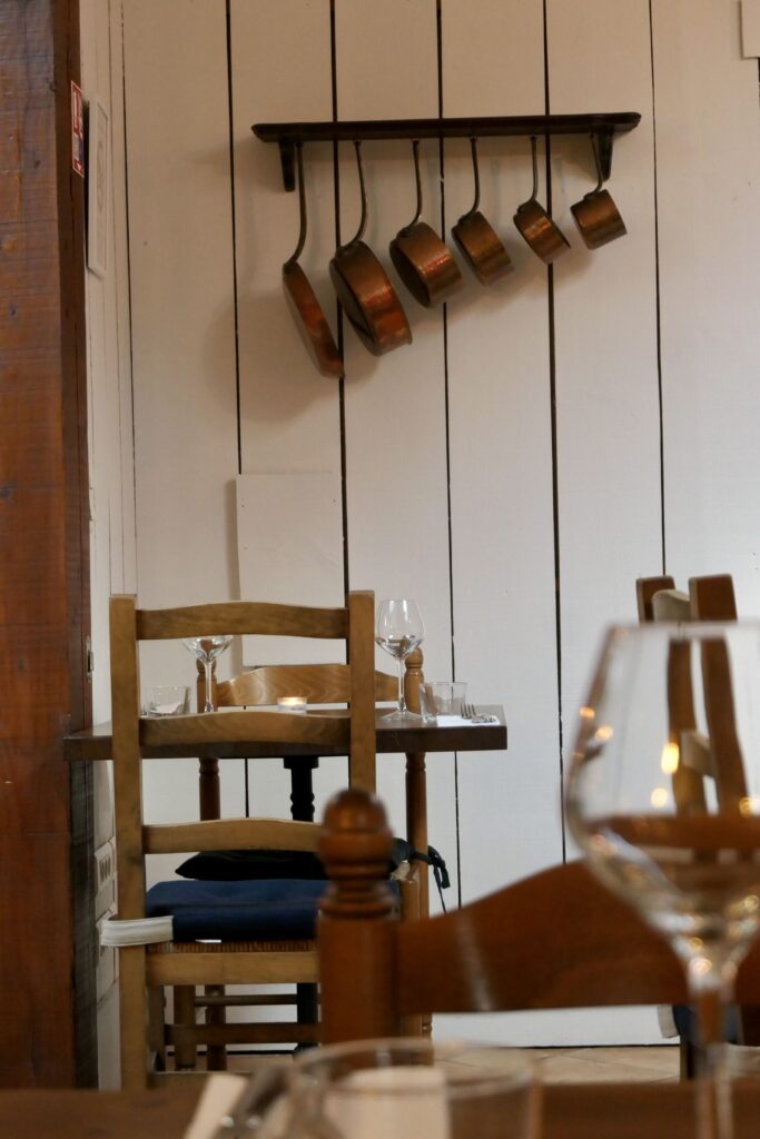 Atmosphère authentique dans la salle du restaurant et auberge moderne Haliotis, à la Teste-de-Buch.