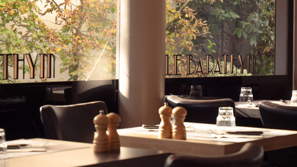 Salle intérieure du restaurant et brasserie Le Barathym à Arcachon.