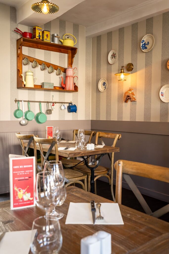 Tables dressées au Patio à Évran.