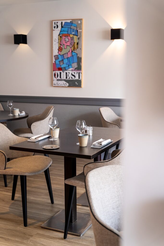 Salle élégante avec tables dressées aux Embruns à Saint-Malo