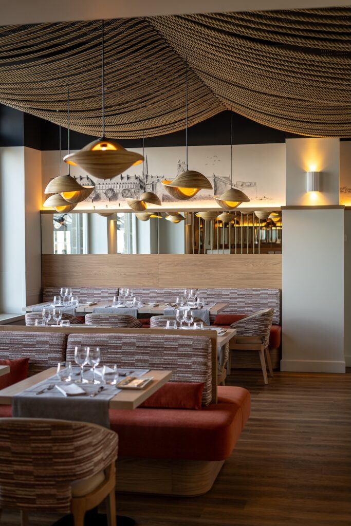 Salle élégante et conviviale du restaurant Antinéa à Saint-Malo.