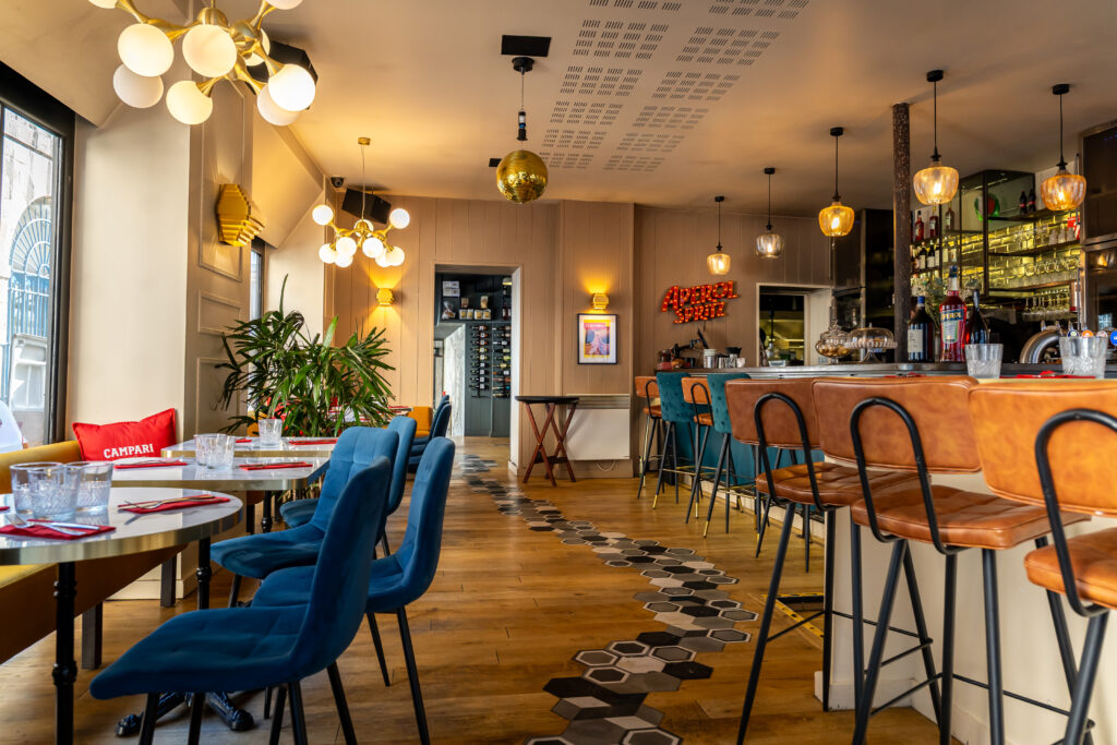 Salle moderne avec bar et ambiance élégante à O Divino à Saint-Malo.