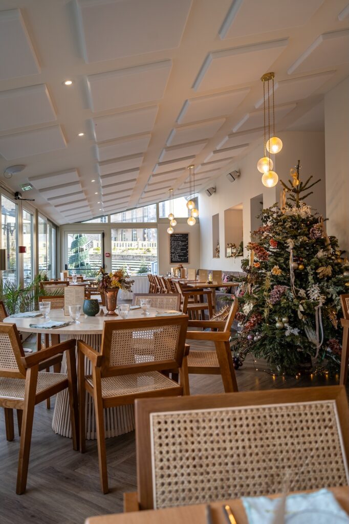 Intérieur chaleureux et spacieux à la Crêperie Suzette à Dinan.