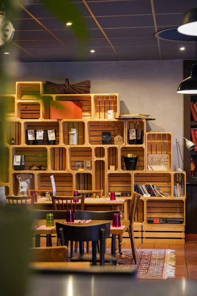 Salle intérieure en bois au décor simple et chaleureux à Pomme et Sarrazin à Saint-Malo.