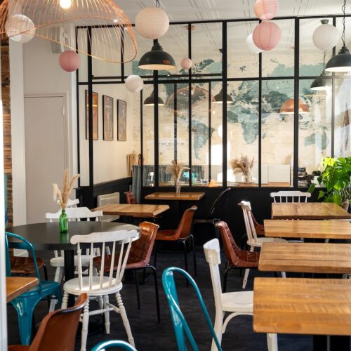 Salle intérieure colorée et conviviale chez Récit de Voyage à Saint-Malo.