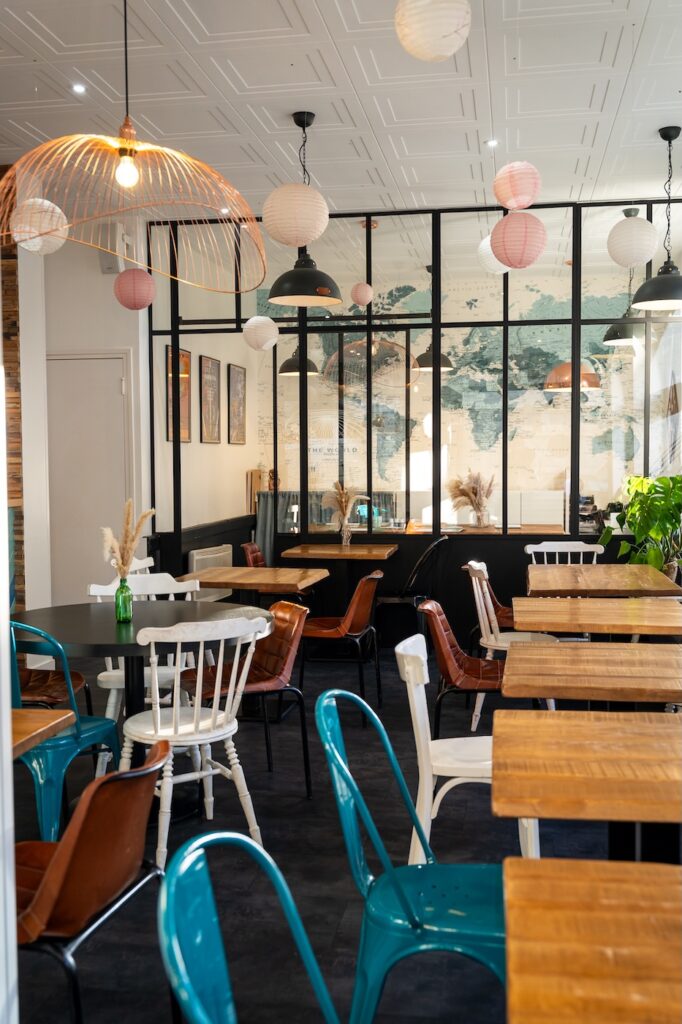 Salle intérieure colorée et conviviale chez Récit de Voyage à Saint-Malo.