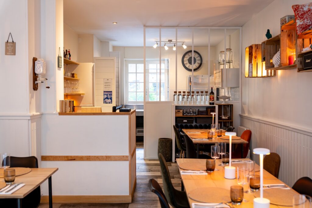 Salle élégante et chaleureuse à Deux Degrés Ouest à Saint-Malo.