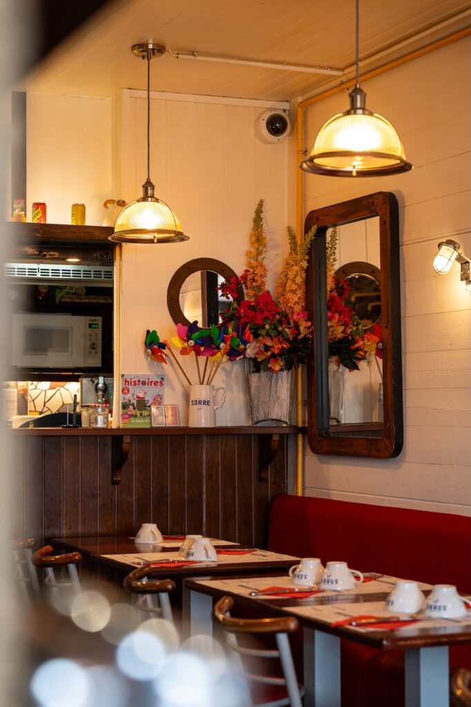 Intérieur chaleureux de La Caraque à Saint-Malo.