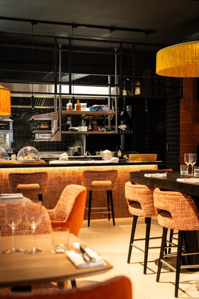 Salle moderne et cosy avec lumière tamisée à Pastia Mia à Saint-Malo