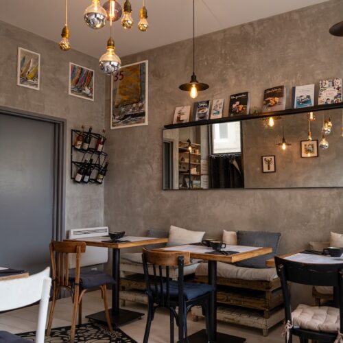 Salle chaleureuse au mur gris et ambiance cosy à La Marie Cécile Crêperie à Saint-Malo.