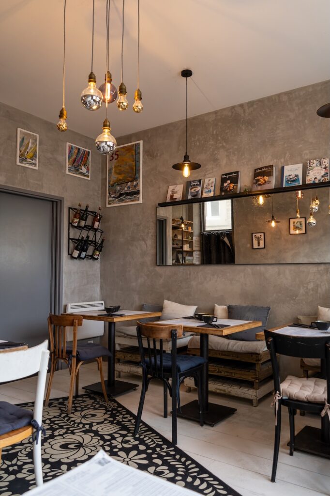 Salle chaleureuse au mur gris et ambiance cosy à La Marie Cécile Crêperie à Saint-Malo.