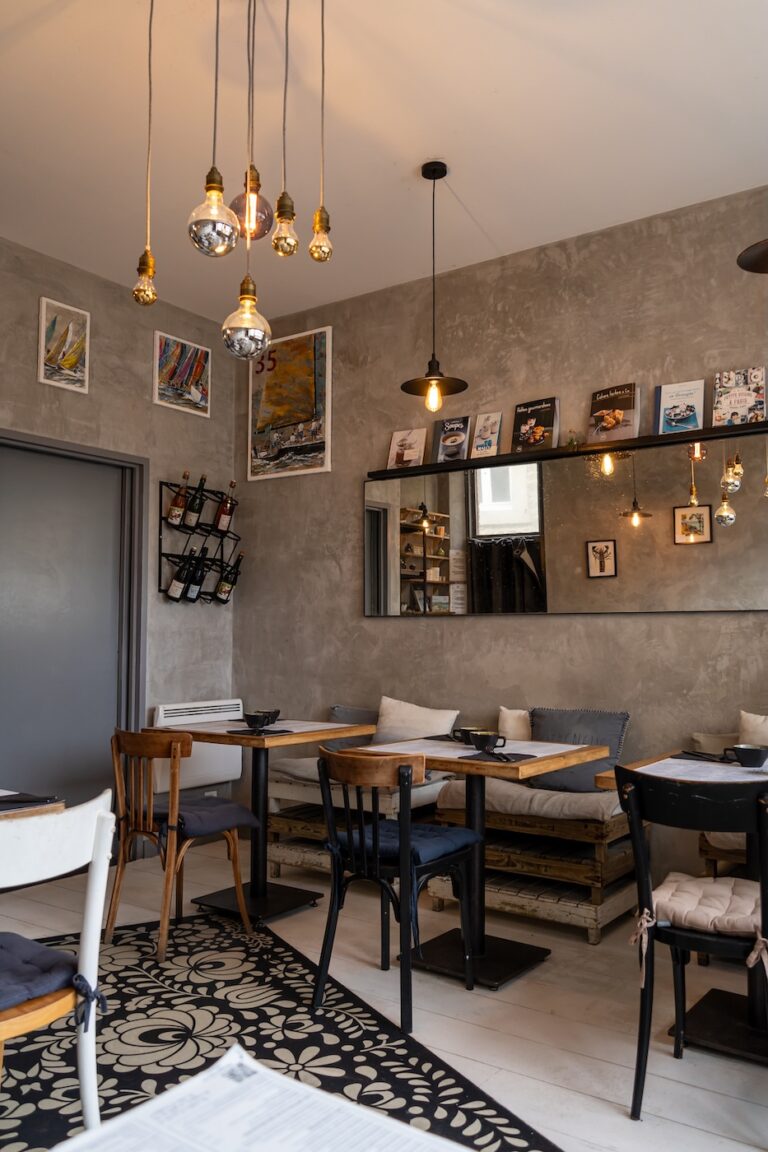 Salle chaleureuse au mur gris et ambiance cosy à La Marie Cécile Crêperie à Saint-Malo.