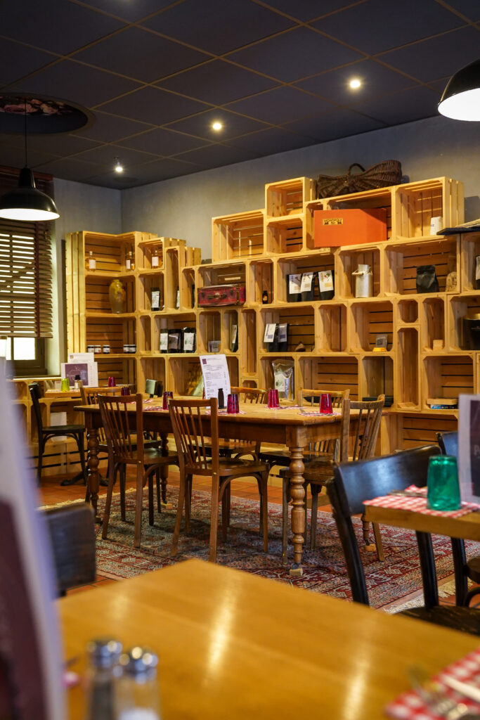 Intérieur avec palettes en bois et ambiance conviviale à Pomme et Sarrazin à Saint-Malo.