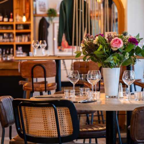 Table élégamment dressée avec bouquet de fleurs à L'Accalmie à Beaussais-sur-Mer.