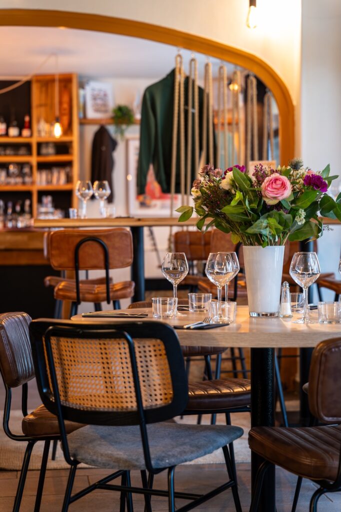 Table élégamment dressée avec bouquet de fleurs à L'Accalmie à Beaussais-sur-Mer.